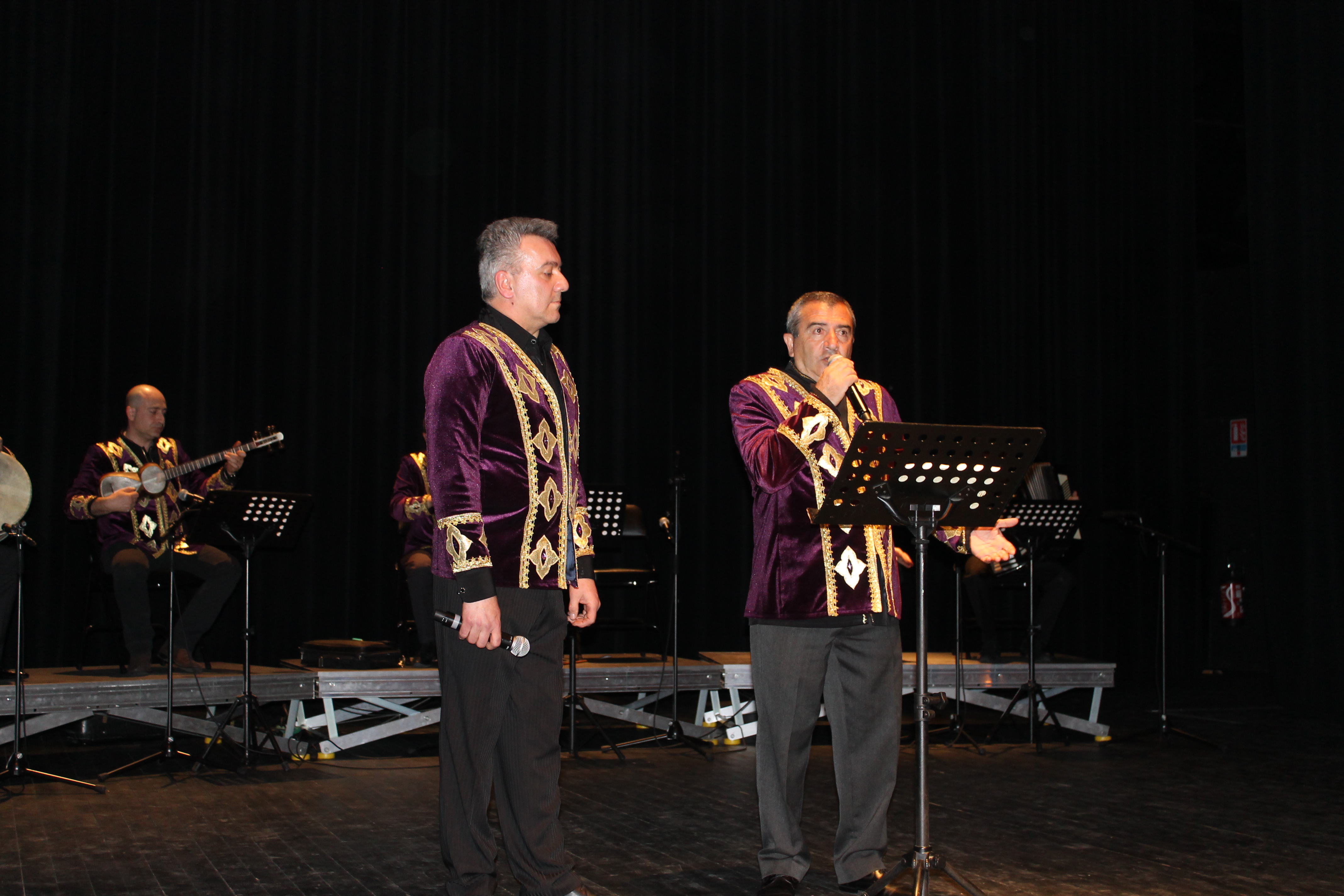 Chanteurs et musiciens traditionnels arméniens du groupe France Varpet